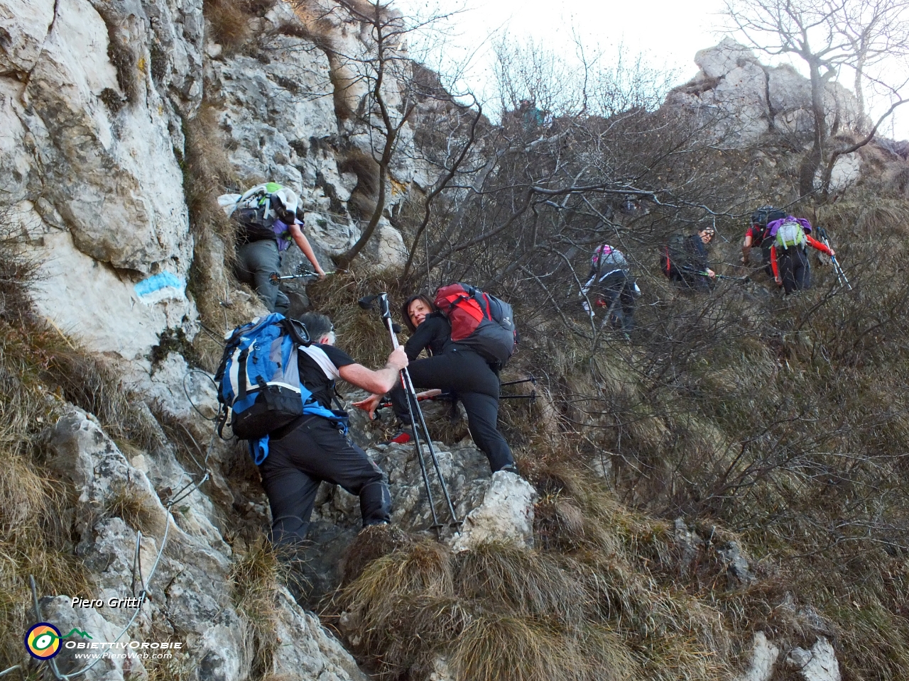 46 su ripido canalino  attrezzato con cavo e anelli di cordino di acciaio.JPG